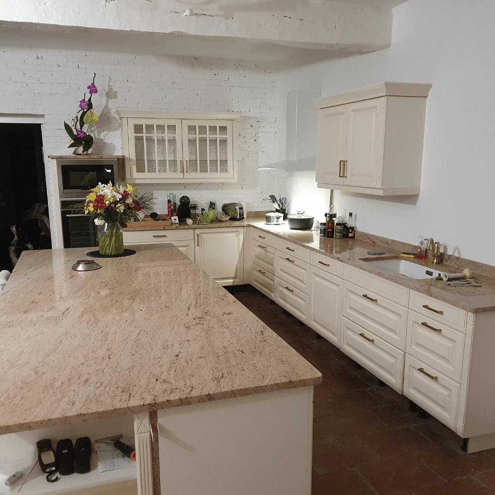 ilot central de cuisine en granit beige