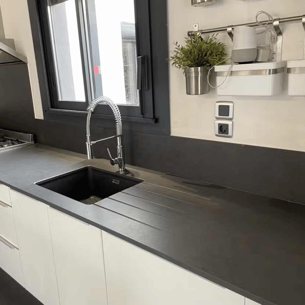 cuisine moderne en dekton noir