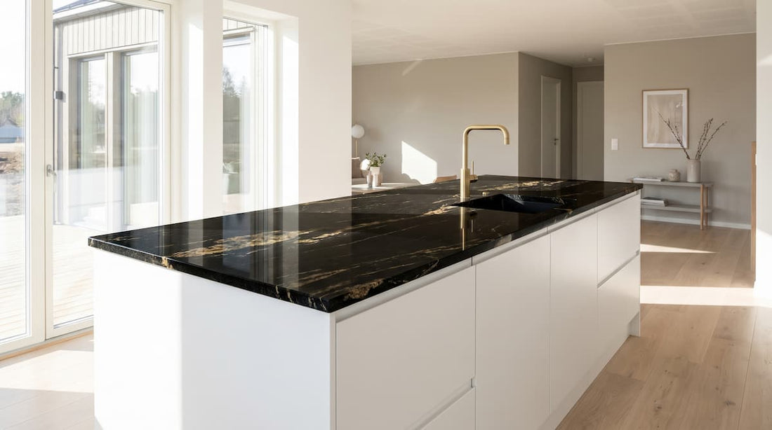 Plan de travail en granit noir sur mesure îlot central cuisine scandinave