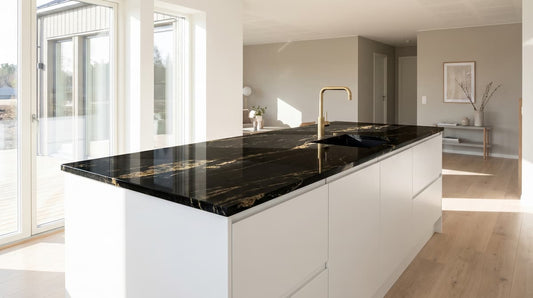 Plan de travail en granit noir sur mesure îlot central cuisine scandinave