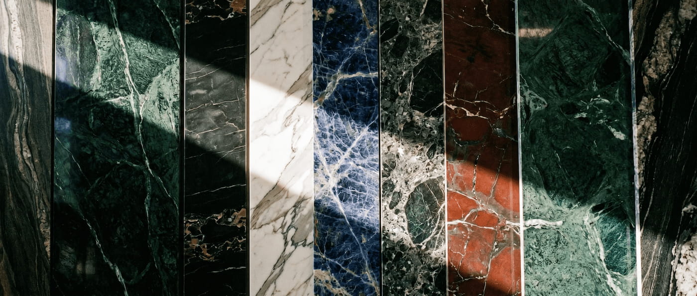 Échantillons de marbres et granits naturels de couleurs variées - GranitGallery