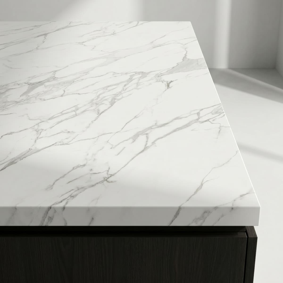 Plan de travail céramique effet marbre blanc veiné gris Neolith Calacatta sur mesure