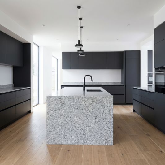 Plan de travail granit Cinza Evora gris clair cuisine contemporaine anthracite