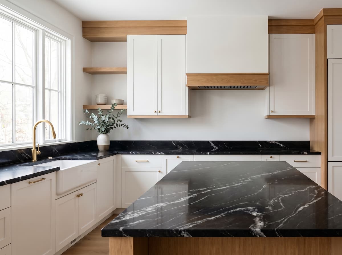 Plan de travail granit Makalu noir veiné blanc sur mesure cuisine blanche bois