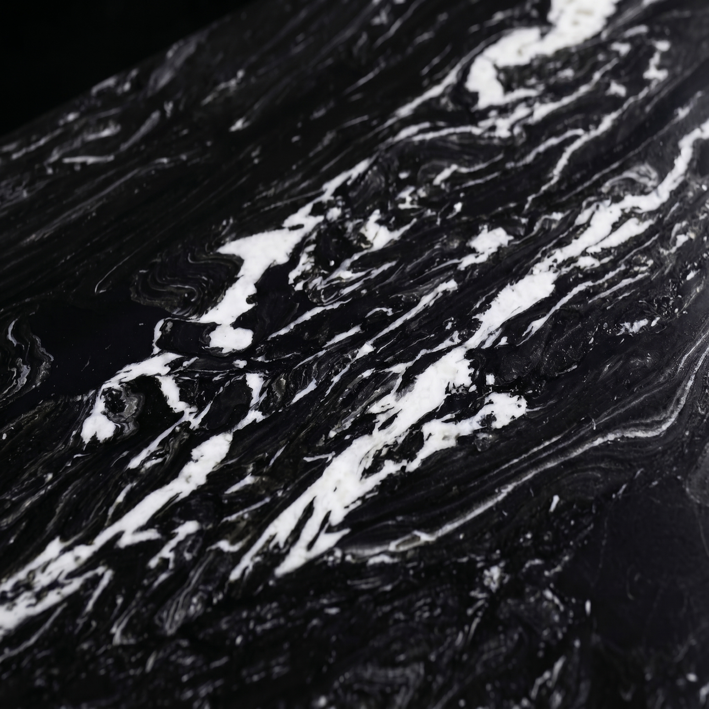 Granit Makalu noir veines blanches texture naturelle plan de travail sur mesure