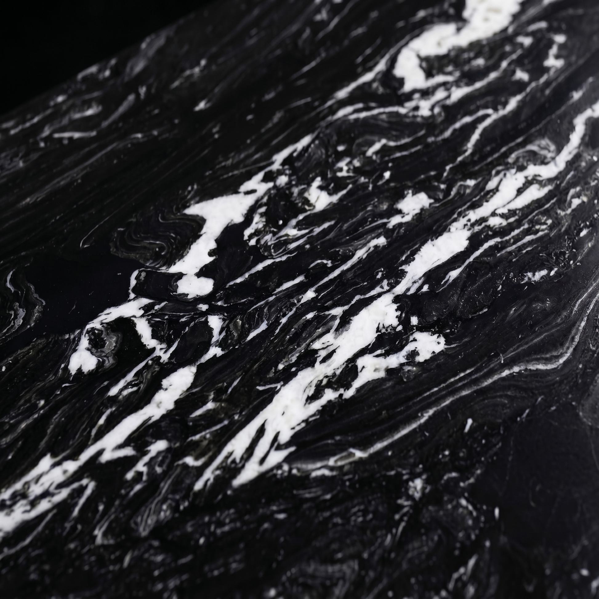 Granit Makalu noir veines blanches texture naturelle plan de travail sur mesure