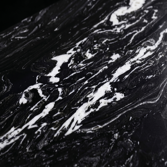 Granit Makalu noir veines blanches texture naturelle plan de travail sur mesure
