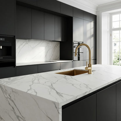 Plan de travail céramique Neolith Calacatta effet marbre blanc cuisine noire laiton sur mesure