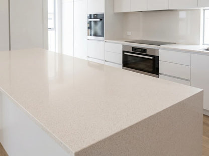 Plan de travail en granit beige crème - cuisine équipée moderne