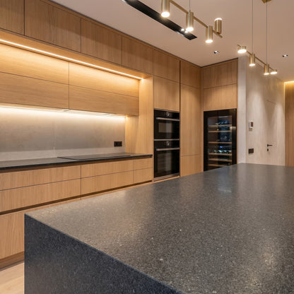 Plan de travail en granit gris anthracite - cuisine moderne avec meubles bois clair